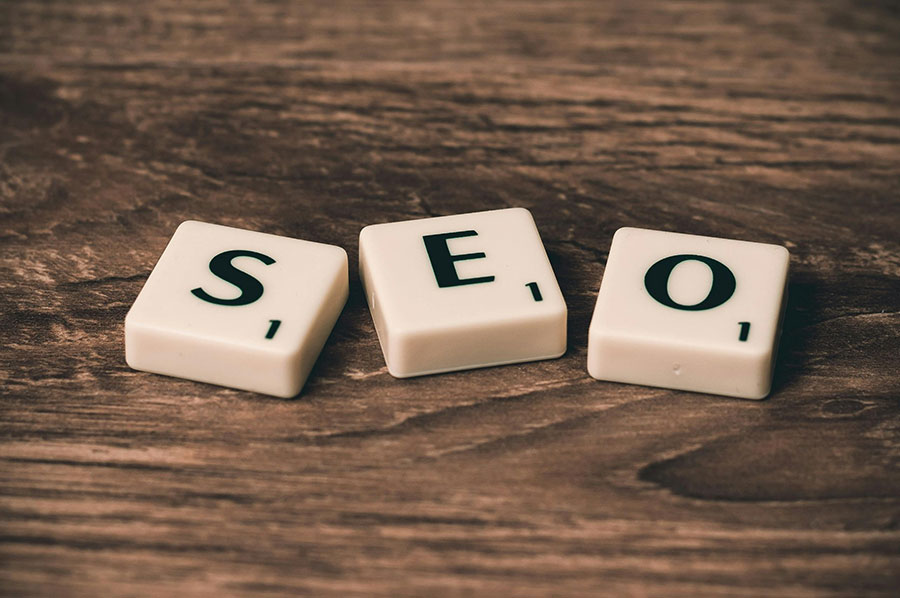 The letters SEO on a desk