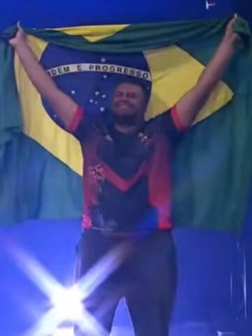Lauyagami hosting the Brazilian flag and crying after his King of Fighters win at SWC.